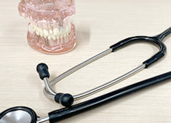 歯と聴診器のイメージ