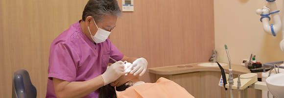 治療をする歯科医師のイメージ